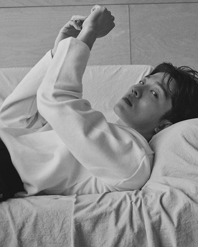 지난 12일 발매된 적재의 새 미니앨범 '2006'은 '파인'(FINE) 이후 3년 8개월 만에 나온 앨범이다. (사진=안테나 제공)