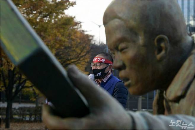 지난 14일 오후 서울 영등포구 여의도공원 인근에서 열린 '전태일 50주기 열사정신계승 전국노동자대회'에서 김재하 전국민주노동조합총연맹 비상대책위원이 발언을 하고 있다. (사진=이한형 기자)