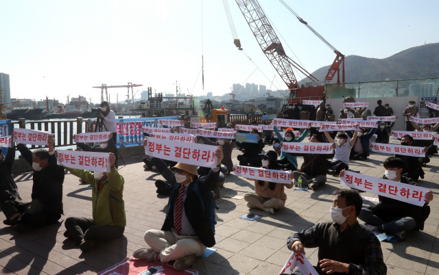 지난 11일 부산 중구 유라리광장에서 부산·울산·경남 시민단체가 김해공항 확장안을 취소하고 가덕신공항 건설을 촉구하는 시민 결의대회를 열고 있다. /연합뉴스