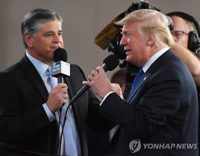 2018년 도널드 트럼프 대통령을 인터뷰하는 숀 해니티 [AFP=연합뉴스 자료사진]