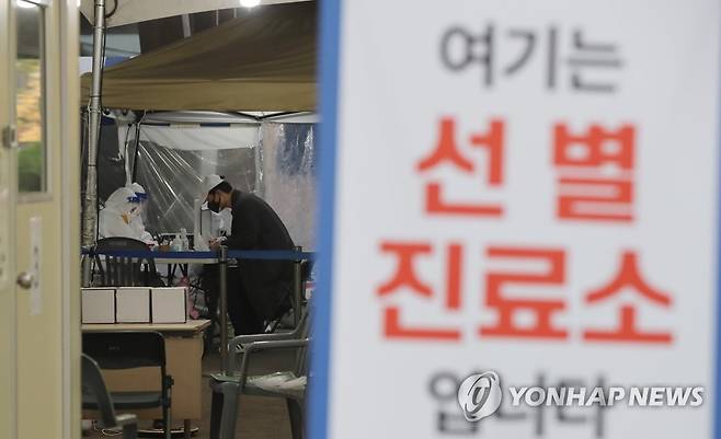 분주한 코로나19 선별진료소 (서울=연합뉴스) 이정훈 기자 =  중앙방역대책본부는 16일 0시 기준으로 코로나19 신규 확진자가 223명 늘어 누적 2만8천769명이라고 밝혔다.      신규 확진자 수가 세 자리를 나타낸 것은 이달 8일 이후 9일째이며, 200명대는 사흘 연속이다.      사진은 이날 오전 서울 송파구보건소에 마련된 코로나19 선별진료소. uwg806@yna.co.kr