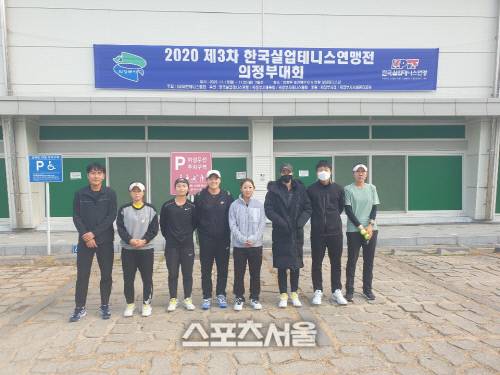 3차 한국실업테니스연맹전 여자단체전 정상에 오른 경산시청 선수들. 제공=프리랜서 김도원