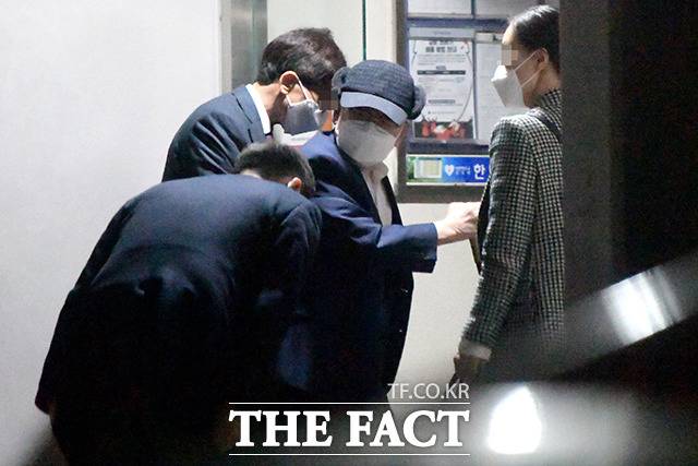 감염병예방법 위반 등의 혐의로 기소된 이만희 신천지예수교 증거장막성전(신천지) 총회장이 16일 오후 휠체어를 타고 수원지법에서 열린 공판을 마치고 경기도 의왕시에 위치한 자택으로 걸어서 들어가고 있다. /의왕=이선화 기자