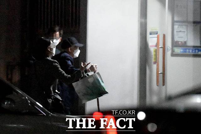 지팡이를 손에 들고 현관으로 이동하는 이 총회장.