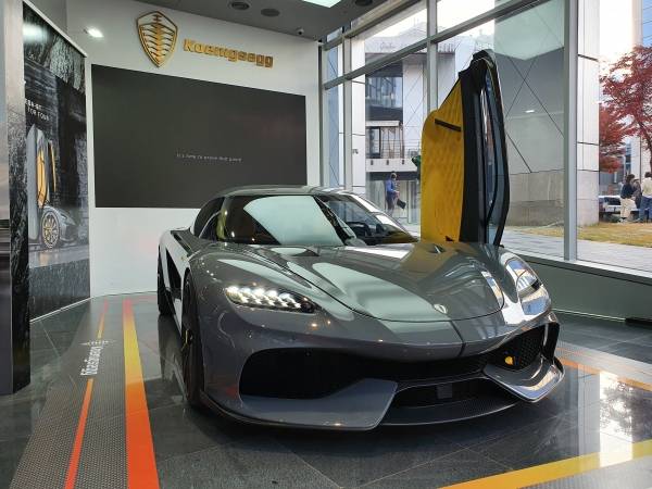 스웨덴의 하이퍼카 브랜드 코닉세그(Koenigsegg)의 4인승 GT 하이퍼카 ‘제메라(Gemera)’가 한국 땅을 밟아 이목을 끌고 있다.