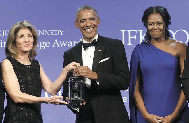 케네디 대통령(35대)의 딸인 캐럴라인 케네디가 오바마 대통령(44대)에게 ‘Profile in Courage Award’를 수여하고 있다. 그녀는 오바마 행정부에서 주일 미국대사로 활약했다.