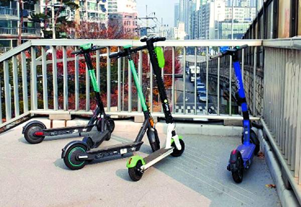 공유 전동킥보드가 늘어나면서 킥보드를 방치하거나 훼손하는 경우가 늘고 있다. 서강대교 위에 킥보드 여러 대가 놓여 있는 모습. 황윤태 기자