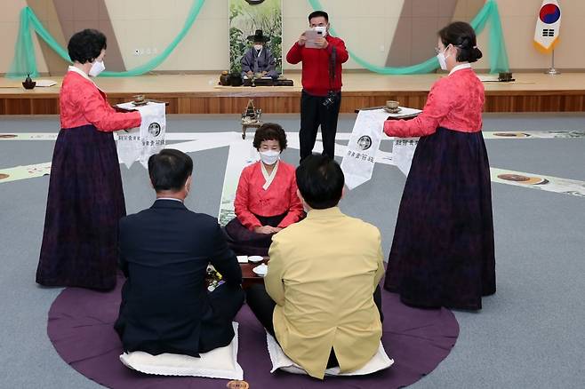 국가중요농업유산인 장흥 청태전 행다례 시연./사진제공=장흥군.
