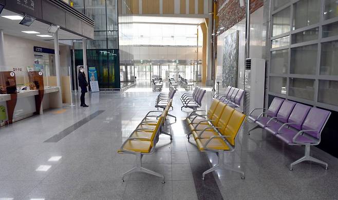 [광주=뉴시스] 류형근 기자 = 전남대학교병원에서 신종 코로나바이러스 감염증(코로나19) 확진자가 급증해 일부 병동이 동일집단(코호트) 격리 된 가운데 17일 오전 광주 동구 어린이전남대병원 대기실이 텅비어 있다. 전남대병원에서는 지난 13일부터 이날까지 의료진과 환자, 보호자 등 27명의 코로나19 확진자가 나왔다. 2020.11.17.    hgryu77@newsis.com