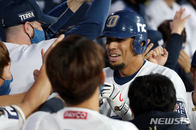 [서울=뉴시스] 이영환 기자 = 17일 오후 서울 구로구 고척스카이돔에서 열린 2020 KBO 한국시리즈 1차전 NC 다이노스와 두산 베어스의 경기, 4회말 1사 1,2루에서 NC 알테어가 스리런 홈런을 날리고 덕아웃에서 기뻐하고 있다. 2020.11.17.  20hwan@newsis.com