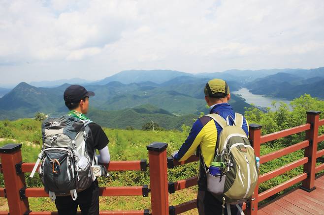 빨간 지붕의 풍차 옆 전망대에 서면 먼 바다의 파도처럼 일렁이는 산 너울의 모습이 장관이다.