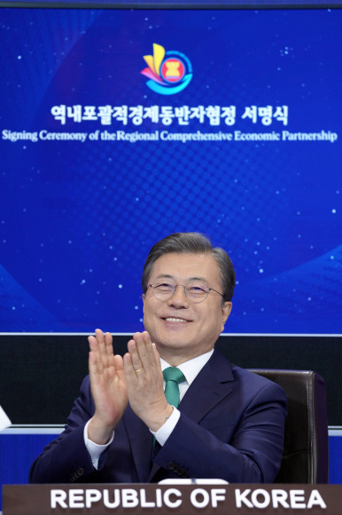 역내포괄적경제동반자협정 (RCEP)에서 15일 문재인 대통령이 베트남 산업통상부 장관이 협정 서명본을 아세안 사무총장에게 화상으로 전달 되는 과정을 지켜보며 박수치고 있다. 이날 문대통령을 비롯해 아세안 10개국, 중국, 일본, 뉴질랜드, 호주 등 15개 협정 참가국 정상들은 이날 화상으로 열린 RCEP 정상회의 및 협정문 서명식에 참석했다.2020. 11. 15 도준석 기자pado@seoul.co.kr