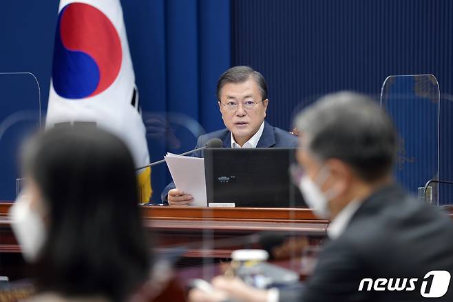 문재인 대통령이 17일 청와대 여민관에서 열린 제57회 국무회의(영상)를 주재하고 있다. 2020.11.17/뉴스1 © News1 유승관 기자