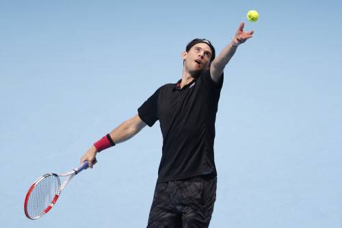 도미니크 팀이 17일 라파엘 나달을 상대로 강력한 서브를 넣고 있다. 런던/AP 연합뉴스