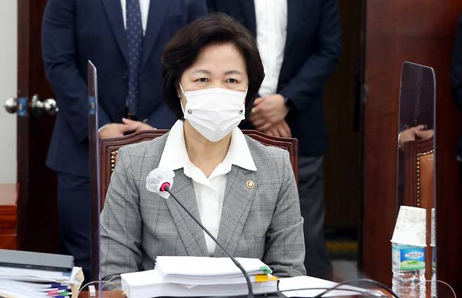 Justice Minister Choo Mi-ae attends a meeting at the National Assembly on Wednesday to choose two final candidates for the top post of the Corruption Investigation Office for High-ranking Officials. (Yonhap)