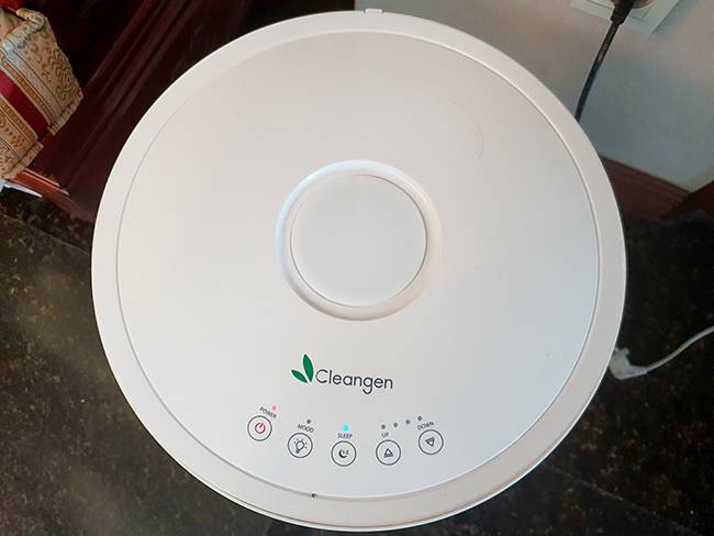 와이케이원 크린젠 공기청정기. 다양한 기능을 갖춘 상단부.