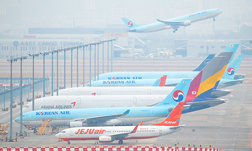 18일 인천국제공항 주기장에 세워진 대한항공과 아시아나항공 여객기 모습. 연합뉴스
