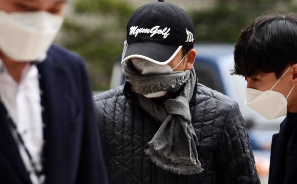 피의자 심문 출석 - 옵티머스자산운용의 핵심 로비스트로 지목된 전 연예기획사 대표 신모씨가 17일 구속 전 피의자심문을 받기 위해 서울 서초구 서울중앙지법에 출석하고 있다. 신씨는 금융권 로비 등을 이유로 김재현 옵티머스 대표에게 돈을 받아 챙긴 혐의를 받고 있다.박윤슬 기자 seul@seoul.co.kr