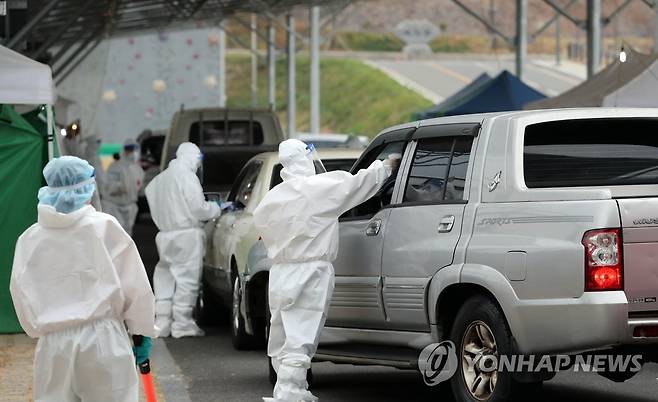 진단검사 받으세요 (순천=연합뉴스) 형민우 기자 = 전남 동부권에 신종 코로나바이러스 감염증(코로나19)이 확산하는 가운데 17일 오전 전남 순천시 팔마체육관에 마련된 드라이브 스루 선별진료소에서 보건소 직원들이 진단 검사를 하고 있다. 순천에서는 지난 7일 은행 관련 직장 내 집단감염을 시작으로 35명의 확진자가 발생했다. 2020.11.17 minu21@yna.co.kr