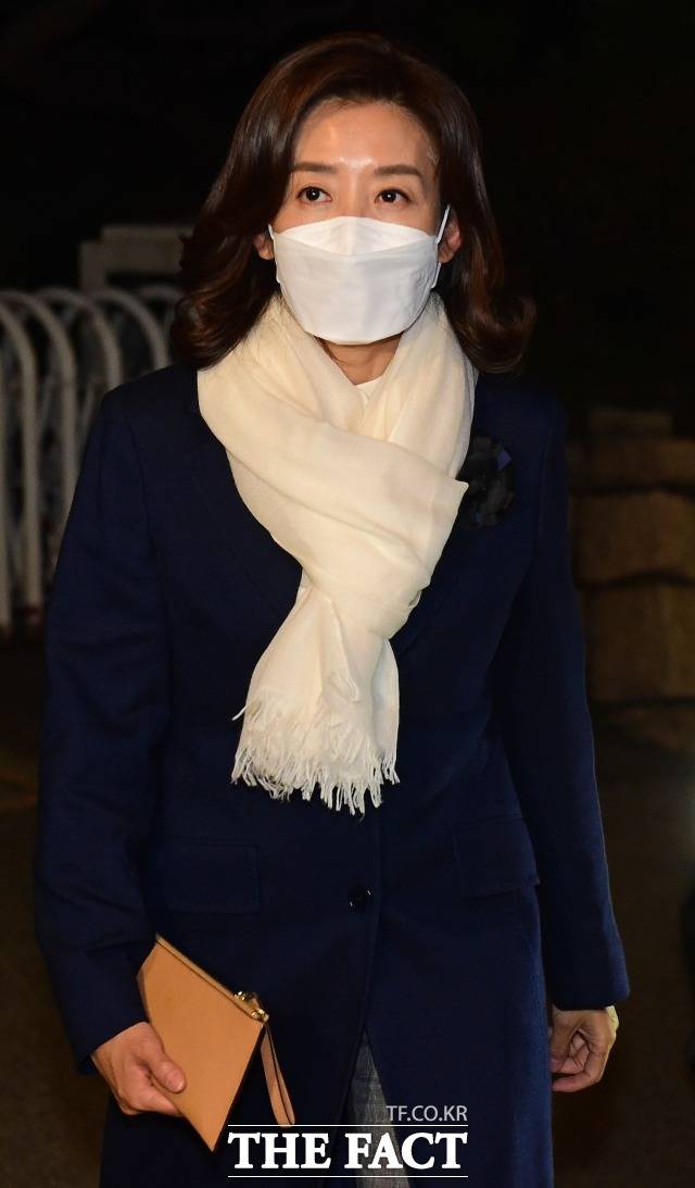 나경원 전 의원 아들 김 모 씨가 오는 12월 21일 입대한다. 나 전 의원은 이날 패스트트랙 사건 재판과 겹쳐 아들이 입대하는 모습을 지켜보지 못할 것으로 보인다. 사진은 지난 2일 김종인 국민의힘 비대위원장과 회동하기 전 모습. /이새롬 기자