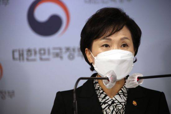 김현미 국토부 장관이 19일 정부서울청사 브리핑실에서 서민, 중산층 주거안정 지원방안을 발표하고 있다. [이미지출처=연합뉴스]