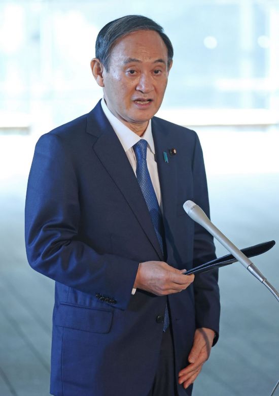 스가 요시히데 일본 총리가 19일 도쿄 총리관저에서 신종 코로나바이러스 감염증(코로나19) 확산 방지 대책에 대한 취재진의 질문에 답하고 있다. [이미지출처=연합뉴스]