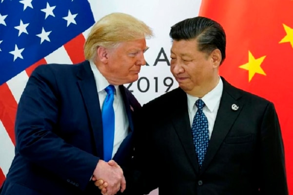 2019년 6월 29일 일본 오사카에서 열린 G20 정상회의에서 도널드 트럼프 대통령(왼쪽)과 시진핑 중국 국가주석이 악수를 나누고 있다. /로이터 연합뉴스