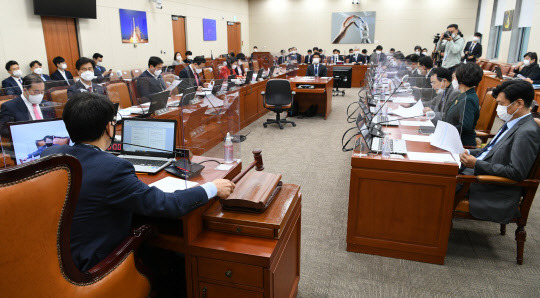 지난 17일 국회에서 열린 과학기술정보방송통신위원회 전체회의에서 이원욱 위원장이 의사봉을 두드리고 있다. 



연합뉴스