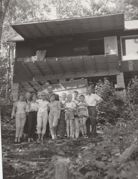 폴란드 이민자들과 함께 대가족을 꾸려 생활한 캐나다 이민 초기 모습. 오른쪽에서 네 번째 열세살의 크리스 도브잔스키. 사진 크리스 도브잔스키 제공.
