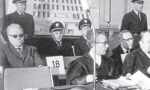 아우슈비츠에서 주임 약사로 일하며 유태인 학살을 도왔던 카페시우스(맨 왼쪽)는 패전 뒤 재판에서 무죄를 주장했다. 북트리거 제공