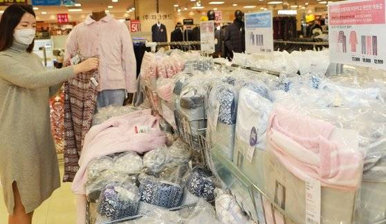 신종 코로나바이러스 감염증으로 집에서 지내는 시간이 늘어 속옷과실내복에 대한 관심이 증가하고 있다. 사진은 롯데마트의 속옷 브랜드 보나핏 매장들. [사진 롯데쇼핑]