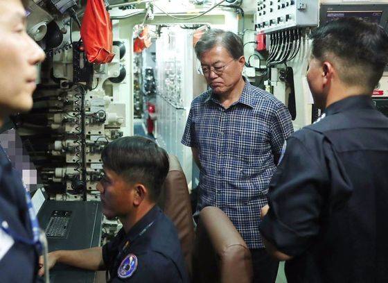 문재인 대통령이 2017년 8월 경남 진해 해군기지에 있는 잠수함 사령부를 방문해 내부를 둘러보고 있다.[청와대 제공=연합뉴스]
