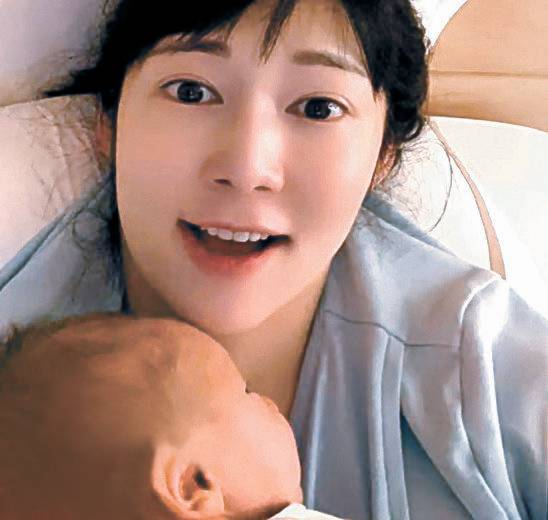방송인 사유리가 비혼(非婚) 상태에서 정자를 기증받아 출산한 아기를 안고 있다. [KBS캡처]