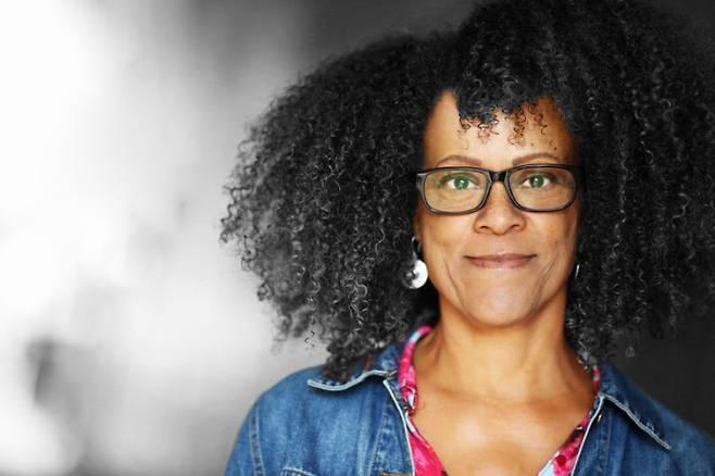 지난해 흑인 여성으로는 처음으로 부커상을 수상한 버나딘 에바리스토의 소설 <소녀, 여자, 다른 사람들>은 12명의 목소리를 통해 영국에서 살아가는 흑인 여성의 삶을 증언한다. ⓒJennie Scott