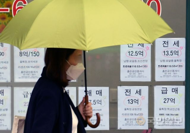 역대급 가을비가 내린 19일 한 시민이 노란 우산을 들고 거리를 지나치고 있다.  최현규 기자
