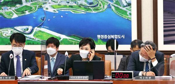 19일 국회 교통위원회에 출석한 김현미 국토교통부 장관(가운데)이 정회 시간에 윤성원 1차관(왼쪽)과 손명수 2차관 사이에서 통화하고 있다. 김 장관은 앞서 이날 정부서울청사에서 주거안정 지원 방안을 브리핑하며 "국민 여러분께 송구하다"면서도 임대차법을 바꾸지는 않겠다고 밝혔다. [김호영 기자]