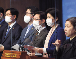 공수처장 후보 추천 무산을 두고 19일 국회 법제사법위원회 소속 여야 의원들이 같은날 연이어 기자회견을 하고 상대당을 강력 비난했다. 국민의힘 김도읍 간사와 법사위원들이 이날 오전 국회 소통관에서 기자회견을 열었다(위쪽). 이에 앞서 더불어민주당 백혜련 간사와 법사위원들도 같은 자리에서 관련 입장을 밝혔다. 이상섭 기자