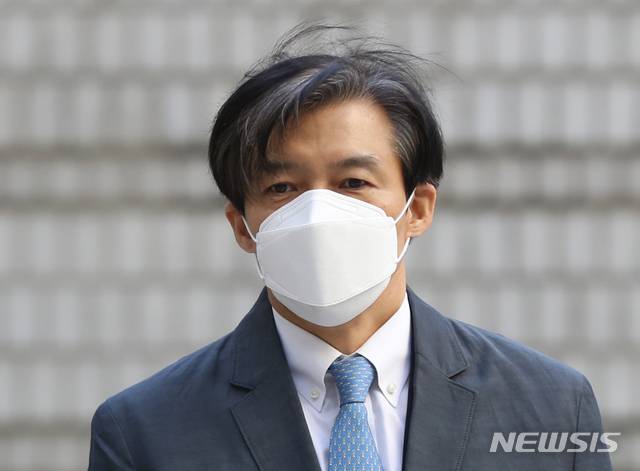 [서울=뉴시스] 조수정 기자 = '유재수 감찰무마' 혐의를 받는 조국 전 법무부장관이 자신의 재판에 증인 출석을 위해 지난 3일 오전 서울 서초구 서울중앙지방법원으로 들어서고 있다. 2020.11.03.  chocrystal@newsis.com