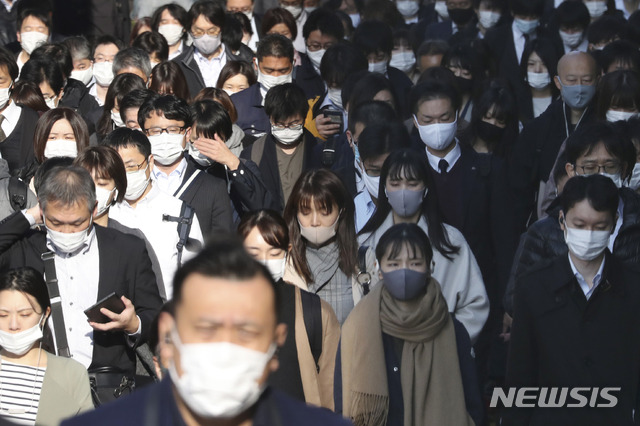 [도쿄=AP/뉴시스]17일 일본 도쿄에서 신종 코로나바이러스 감염증(코로나19) 확산을 막기 위해 마스크를 쓴 시민들이 출근하고 있다. 2020.11.19.