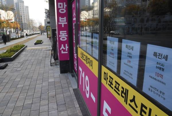 서울 마포구 소재 한 부동산중개소에 10억원을 호가하는 전세 매물 정보가 붙어 있다. 서상배 선임기자