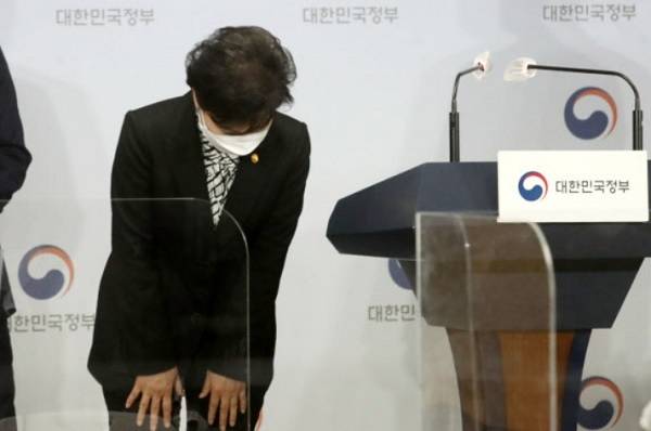 김현미 국토교통부 장관이 19일&nbsp;‘서민·중산층 주거 안정 지원 방안’ 브리핑에 앞서 고개 숙여 인사하고 있다. 뉴시스