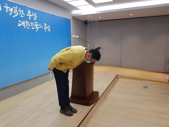 충남도의회 김득응 의원(천안1·더불어민주당)이 19일 홍성 소재 도청에서 행정사무 감사 도중 공무원에게 막말한 데 대해 사과하면서 고개를 숙이고 있다. 홍성=연합뉴스