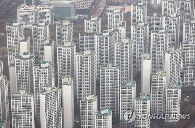 정부, 내일 부동산 전세대책 발표 (서울=연합뉴스) 류영석 기자 = 전세난 해결을 위한 정부 부동산 전세대책 발표를 앞둔 18일 오후 서울 송파구 롯데월드타워 서울스카이에서 바라본 아파트 단지의 모습. 2020.11.18 ondol@yna.co.kr