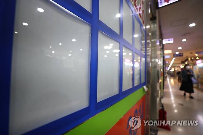 전세, 채워질까? (서울=연합뉴스) 류영석 기자 = 전세난 해결을 위한 정부의 부동산 전세대책 발표를 앞둔 가운데 18일 오전 서울 송파구의 부동산 중개업소의 모습. 2020.11.18 ondol@yna.co.kr