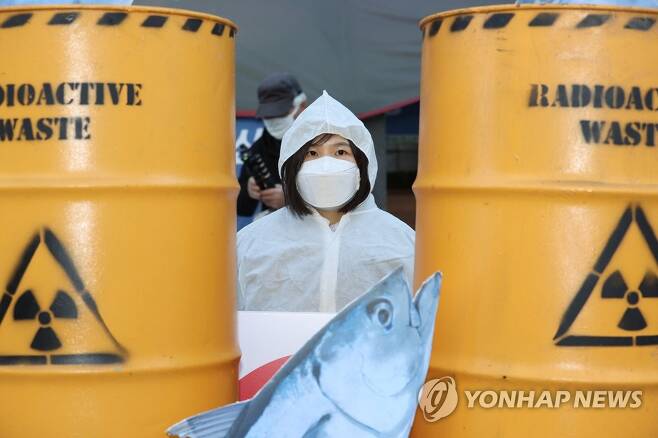 일본산 수산물 '안먹겠다' 캠페인 (서울=연합뉴스) 시민방사능감시센터, 환경운동연합 소속회원들이 지난 9일 오전 서울 종로구 옛 일본대사관 앞에서 후쿠시마 방사능 오염수 해양 방류 저지를 위한 일본산 수산물 '안먹겠다' 캠페인 시작을 선포하고 있다. 2020.11.19.[연합뉴스 자료사진. 재판매 및 DB금지] photo@yna.co.kr