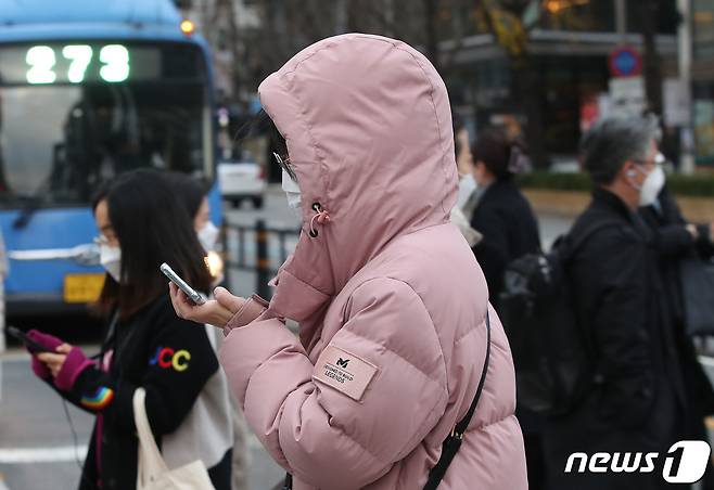 전국 아침 기온은 전날보다 10도 이상 큰 폭으로 떨어진 20일 서울 광화문 광장 인근에서 시민들이 잔뜩 움츠린 채 출근하고 있다. 기상청은 이날 아침 기온은 -1~11도로 전날의 13~23도보다 중부지방과 전라도는 15도 이상, 그 밖의 지역은 10도 이상 큰 폭으로 떨어지겠다고 예보했다. 2020.11.20/뉴스1 © News1 임세영 기자