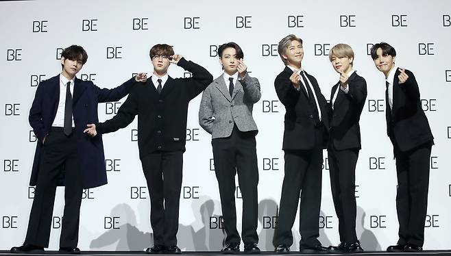 그룹 BTS(방탄소년단)의 뷔(왼쪽부터), 진, 정국, RM, 지민, 제이홉이 20일 오전 서울 동대문구 동대문디자인플라자(DDP)에서 열린 새 앨범 'BE (Deluxe Edition)' 발매기념 프레스 기자회견에서 포즈를 취하고 있다. 방탄소년단의 새로운 이야기를 담은 'BE'는 지금까지 선보인 정규 시리즈 앨범과는 다른 형태의 앨범이다. '~이다' '존재하다'라는 뜻의 'BE'는 형태를 규정짓지 않고 열린 의미를 가진 단어인데, 방탄소년단은 이번 앨범으로 지금 이 순간에 느끼는 솔직한 감정과 생각, 나아가 앞으로 계속 살아가야 하는 '우리'라는 존재에 관한 이야기를 전한다. 2020.11.20/뉴스1 © News1 김진환 기자