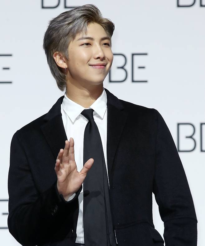 그룹 BTS(방탄소년단)의 RM이 20일 오전 서울 동대문구 동대문디자인플라자(DDP)에서 열린 새 앨범 'BE (Deluxe Edition)' 발매기념 프레스 기자회견에서 포즈를 취하고 있다. 방탄소년단의 새로운 이야기를 담은 'BE'는 지금까지 선보인 정규 시리즈 앨범과는 다른 형태의 앨범이다. '~이다' '존재하다'라는 뜻의 'BE'는 형태를 규정짓지 않고 열린 의미를 가진 단어인데, 방탄소년단은 이번 앨범으로 지금 이 순간에 느끼는 솔직한 감정과 생각, 나아가 앞으로 계속 살아가야 하는 '우리'라는 존재에 관한 이야기를 전한다. 2020.11.20/뉴스1 © News1 김진환 기자