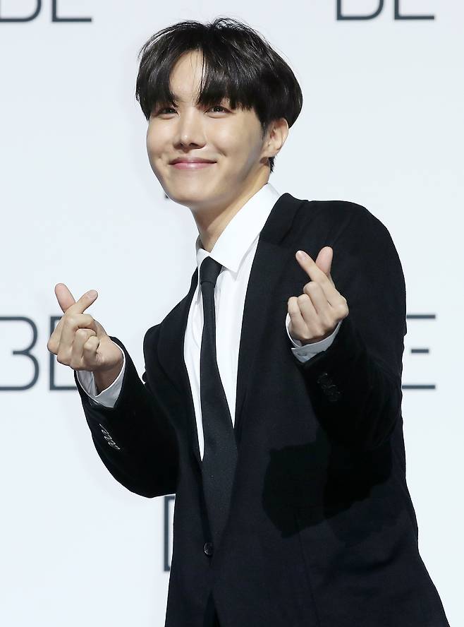 그룹 BTS(방탄소년단)의 제이홉이 20일 오전 서울 동대문구 동대문디자인플라자(DDP)에서 열린 새 앨범 'BE (Deluxe Edition)' 발매기념 프레스 기자회견에서 포즈를 취하고 있다. 방탄소년단의 새로운 이야기를 담은 'BE'는 지금까지 선보인 정규 시리즈 앨범과는 다른 형태의 앨범이다. '~이다' '존재하다'라는 뜻의 'BE'는 형태를 규정짓지 않고 열린 의미를 가진 단어인데, 방탄소년단은 이번 앨범으로 지금 이 순간에 느끼는 솔직한 감정과 생각, 나아가 앞으로 계속 살아가야 하는 '우리'라는 존재에 관한 이야기를 전한다. 2020.11.20/뉴스1 © News1 김진환 기자