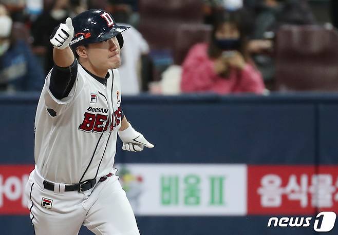 20일 오후 서울 구로구 고척스카이돔에서 열린 '2020 신한은행 SOL KBO 포스트시즌‘ 한국시리즈 3차전 NC다이노스와 두산베어스의 경기에서 두산 김재호가 7회말 1사 1,3루에서 역전 적시타를 치고 있다. 2020.11.20/뉴스1 © News1 김진환 기자